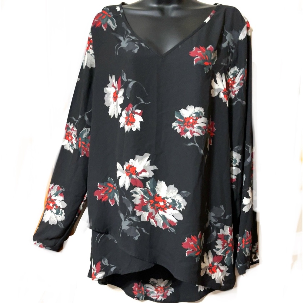 3/$13🌼CHELSEA & THEODORE Floral Top🌼